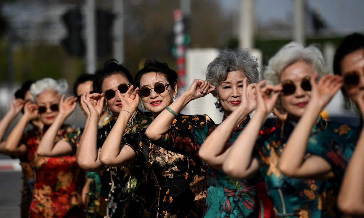 2023 Yearender: Senior vloggers embrace vibrant twilight years in fashionable ways, showcase a more dignified old age with stronger security(图1)