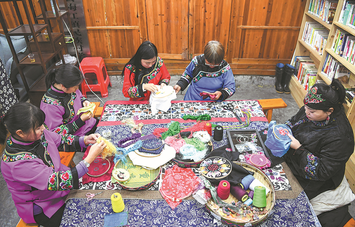 Mothers bring kids to work at Hunan factory(图1)