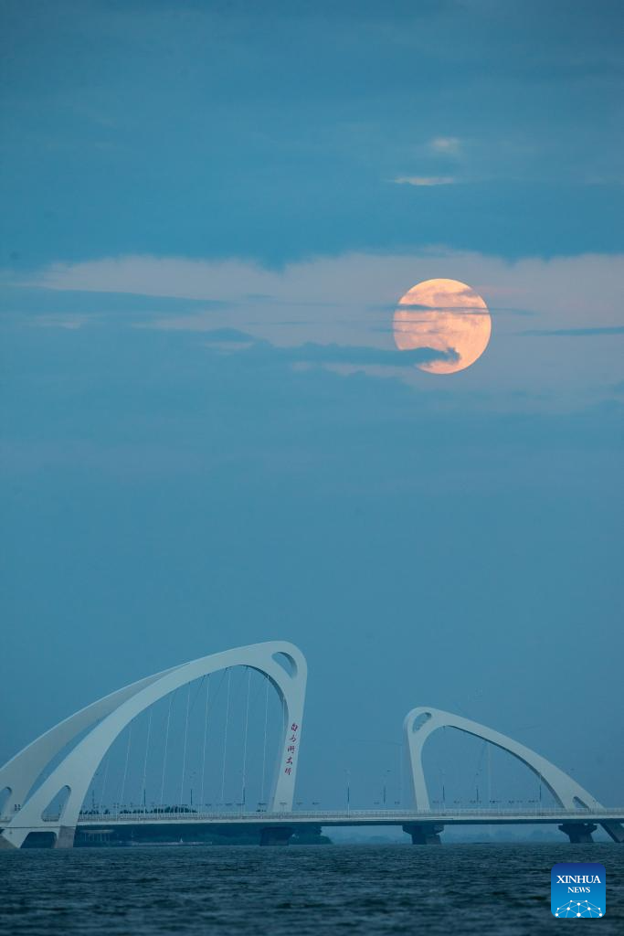 Full moon shines on night of Mid-Autumn Festival in China(图2)