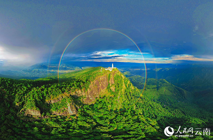 Double rainbow dazzles over Jizu Mountain in SW Chinas Yunnan(图2)