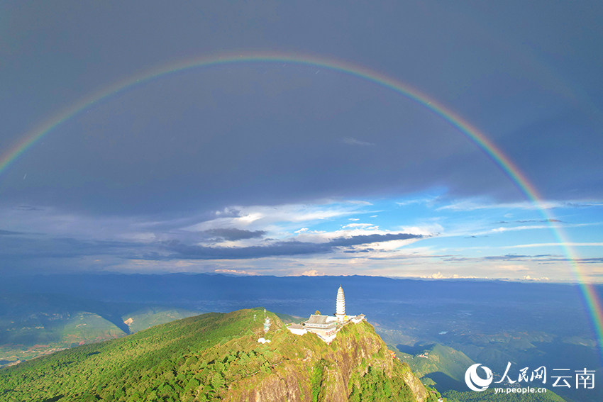 Double rainbow dazzles over Jizu Mountain in SW Chinas Yunnan(图3)
