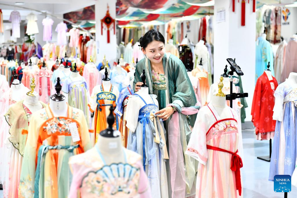 Traditional Chinese costumes fuel consumption growth(图2)