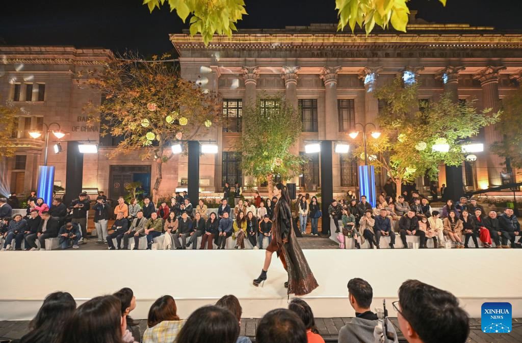 Fashion show staged at Jiefang North Road in Chinas Tianjin(图2)
