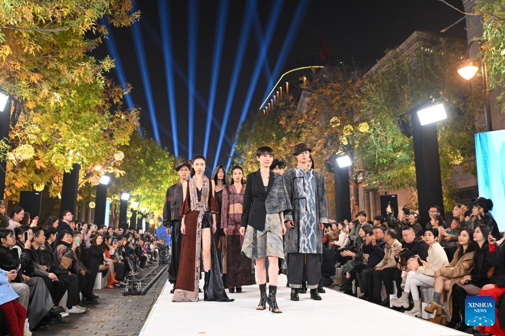 Fashion show staged at Jiefang North Road in Chinas Tianjin(图3)
