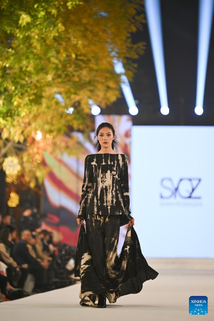 Fashion show staged at Jiefang North Road in Chinas Tianjin(图5)