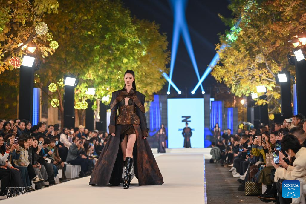 Fashion show staged at Jiefang North Road in Chinas Tianjin(图6)