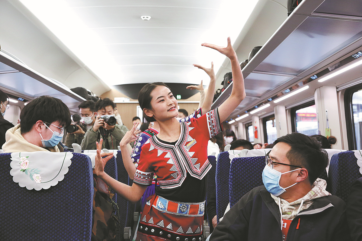 China-Laos railway begins service(图1)