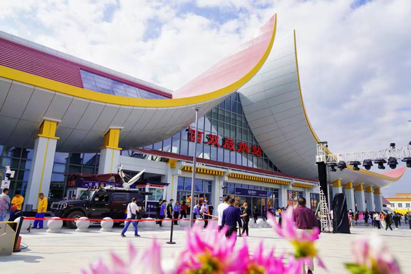 Visitors interact at China-Laos railway station(图1)